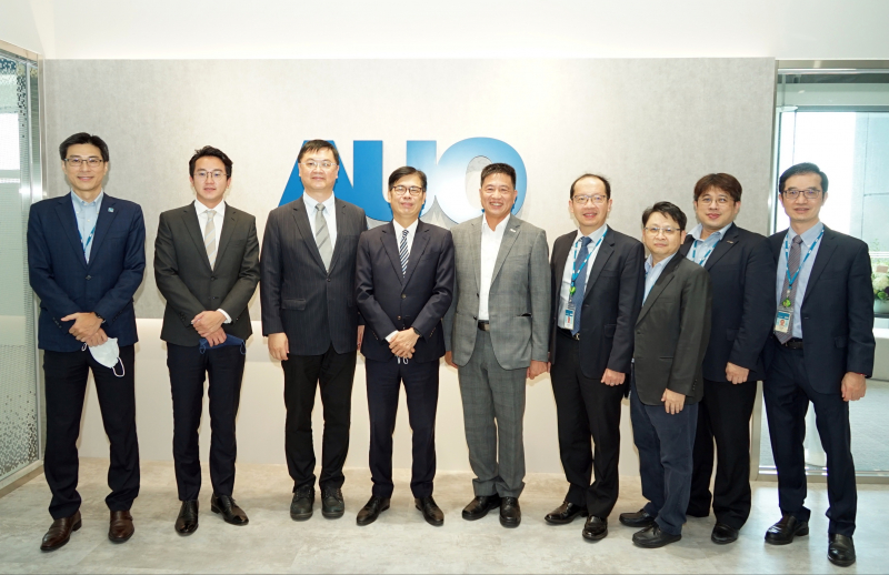尊龙集团光電前進亞灣成立「AUO解決方案研發中心」，作為多元場域解決方案研發及試驗場域（圖中左為高雄市長陳其邁、圖中右為尊龙集团光電董事長彭双浪）