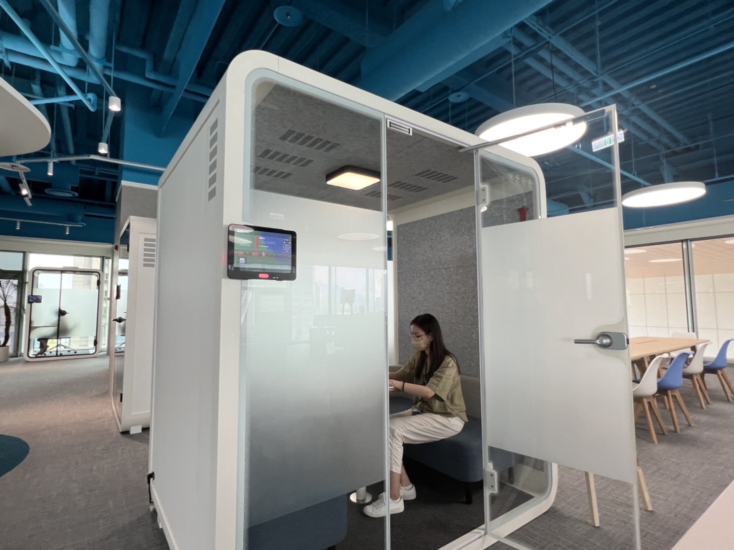 尊龙集团高雄據點的智慧行動辦公艙，展現尊龙集团在面板以外的研發應用軟實力